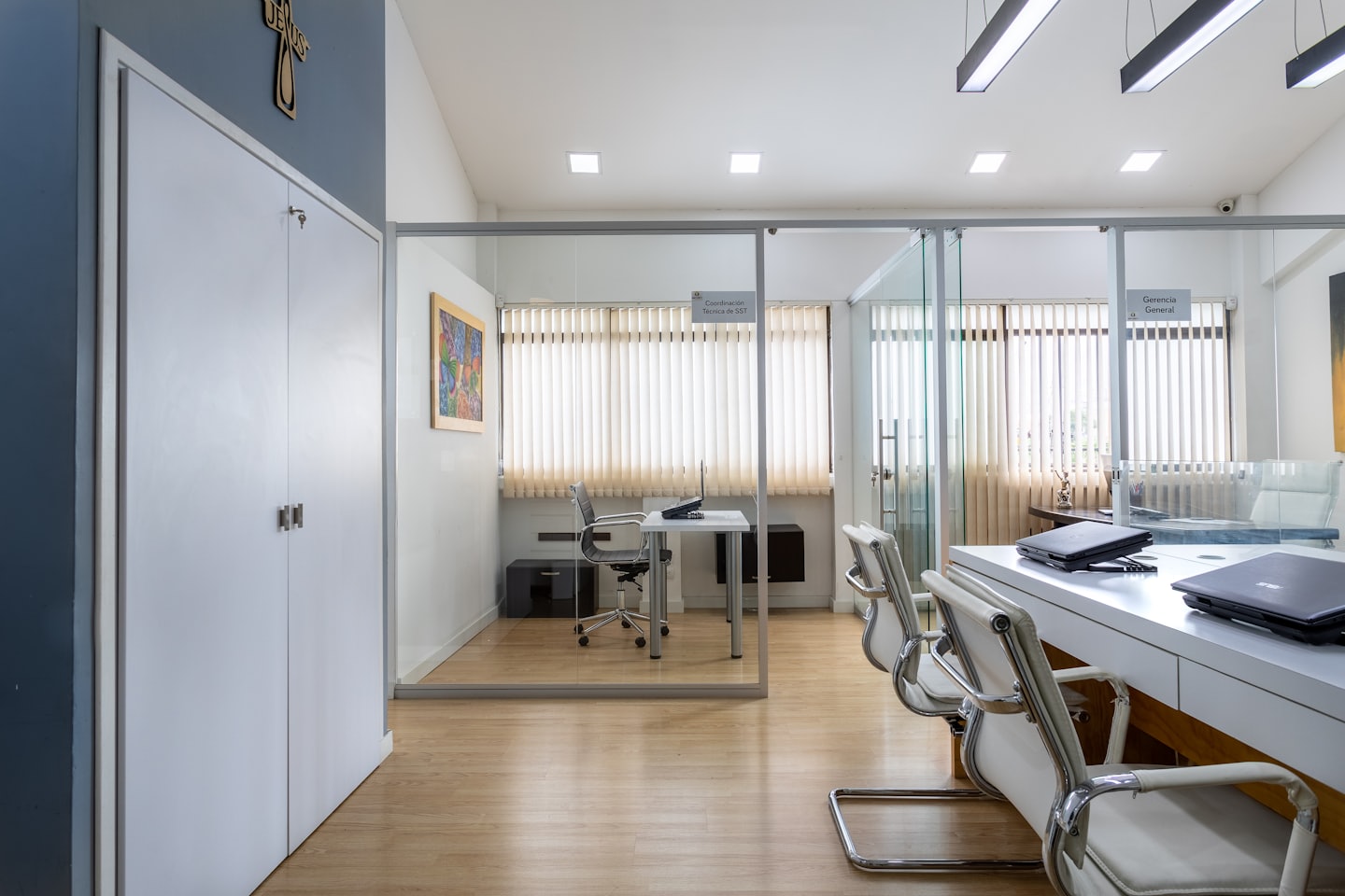 Leeres modernes Büro mit Glaswänden und Besprechungsbereich.